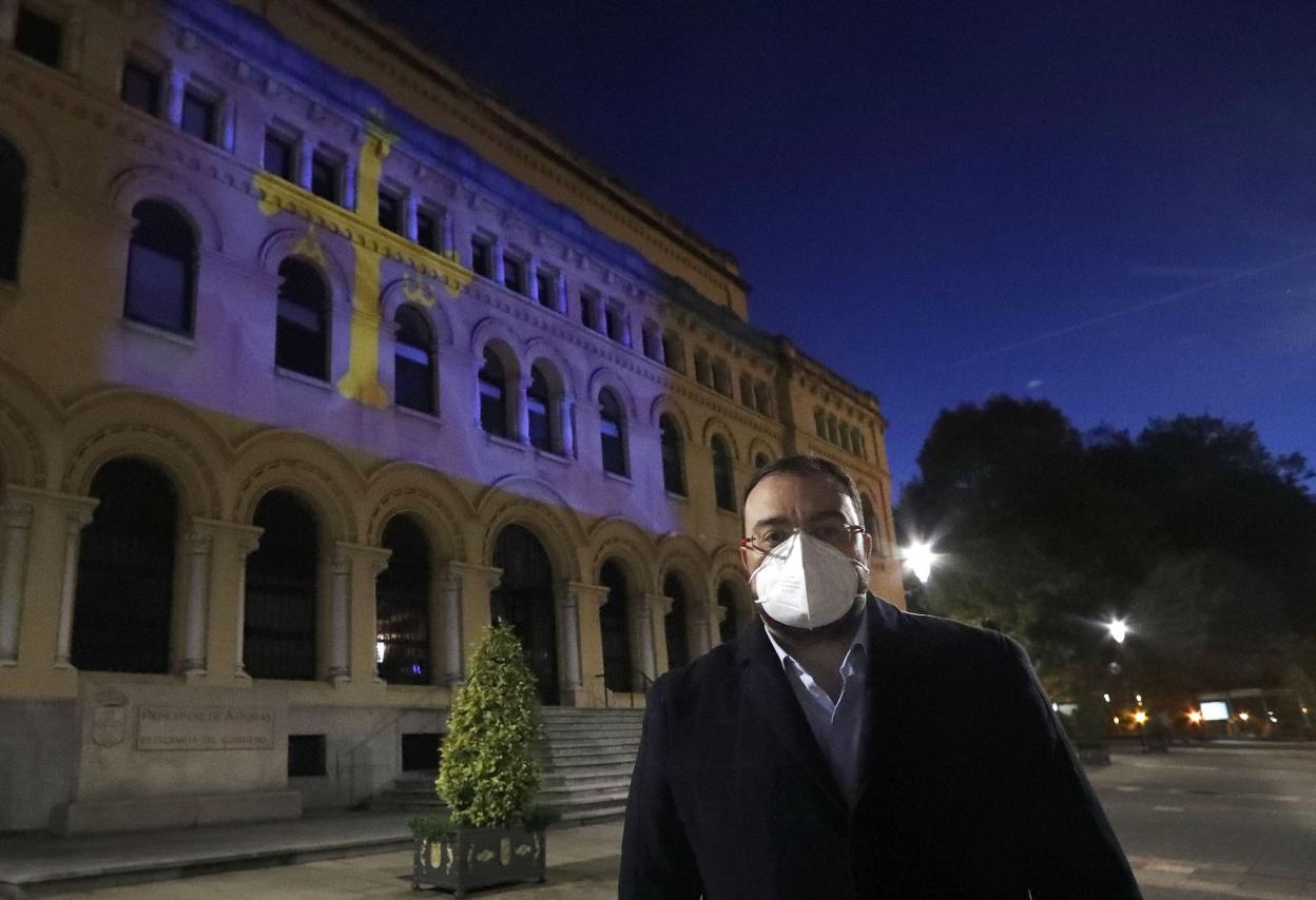 Adrián Barbón, ante la sede de la Presidencia, sobre la que se proyectó la imagen de la bandera de Asturias con motivo del 25 de mayo. 