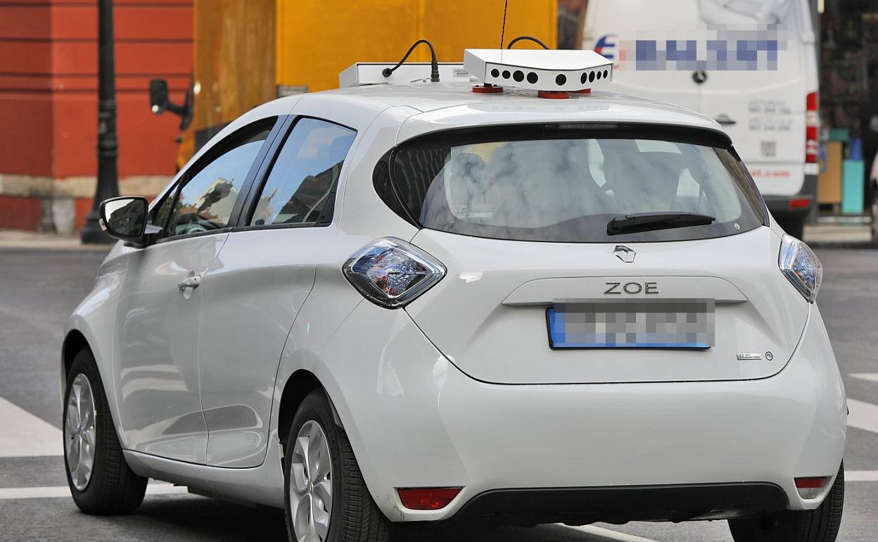Uno de los vehículos de la ORA con lector de matrículas, circulando ayer por el centro de Gijón.