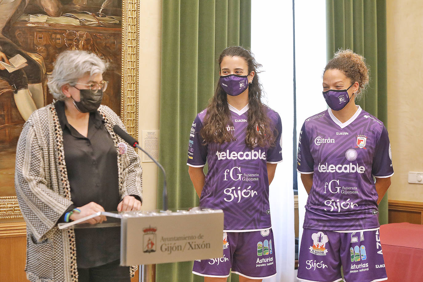 El Telecable HC presentó este miércoles la nueva equipvación que llevará en la Copa de Europa. Será de color violeta y está dedicada a la lucha contra la violencia de género.