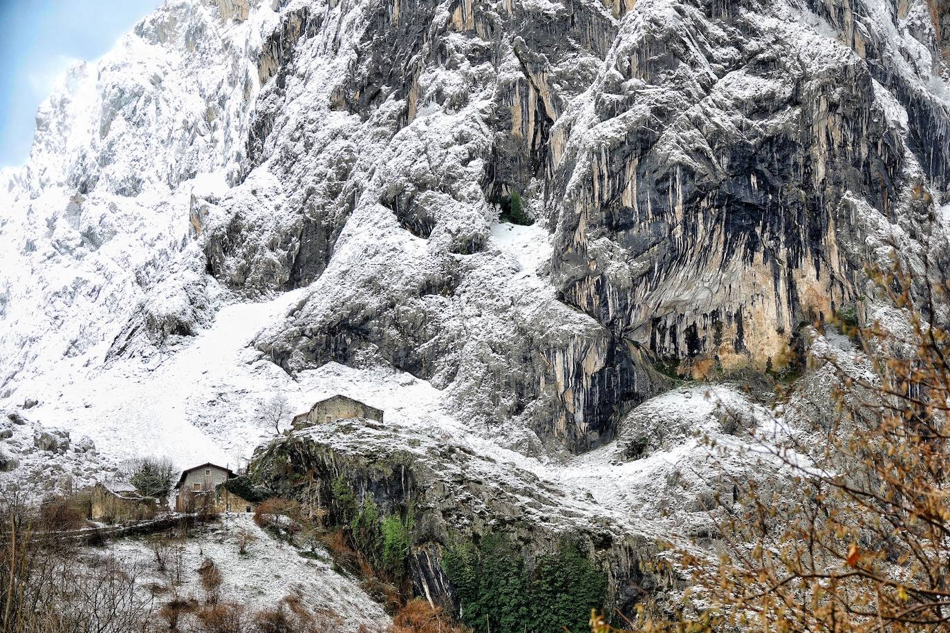 El Parque Nacional de los Picos de Europa cuenta con las cumbres más altas de la Cordillera Cantábrica, lo que indudablemente le da un enorme atractivo paisajístico, turístico y deportivo. Es el tercer Parque Nacional más visitado de España, con casi dos millones de visitantes anuales y fue declarado Reserva de la Biosfera en 2003. 