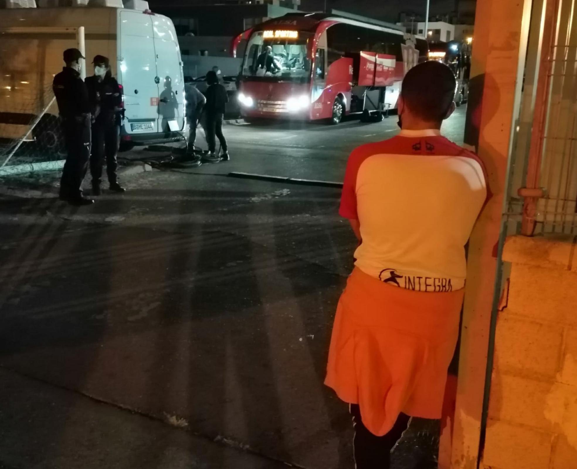 Pablo Sanz, madrileño y sportinguista, de espalda, espera la salida de los autocares rojiblancos el lunes por la noche. 