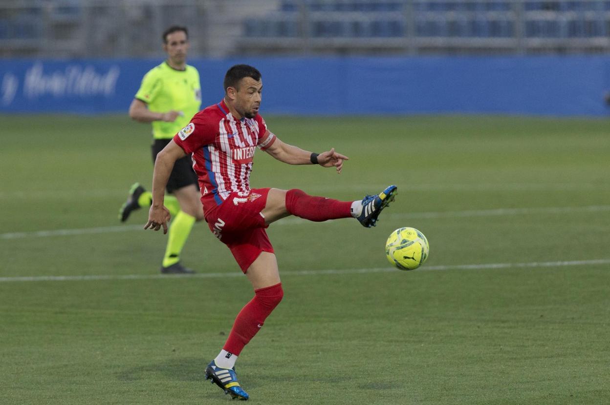 Javi Fuego, en un instante del partido del lunes en Fuenlabrada, trata de despejar un balón. 