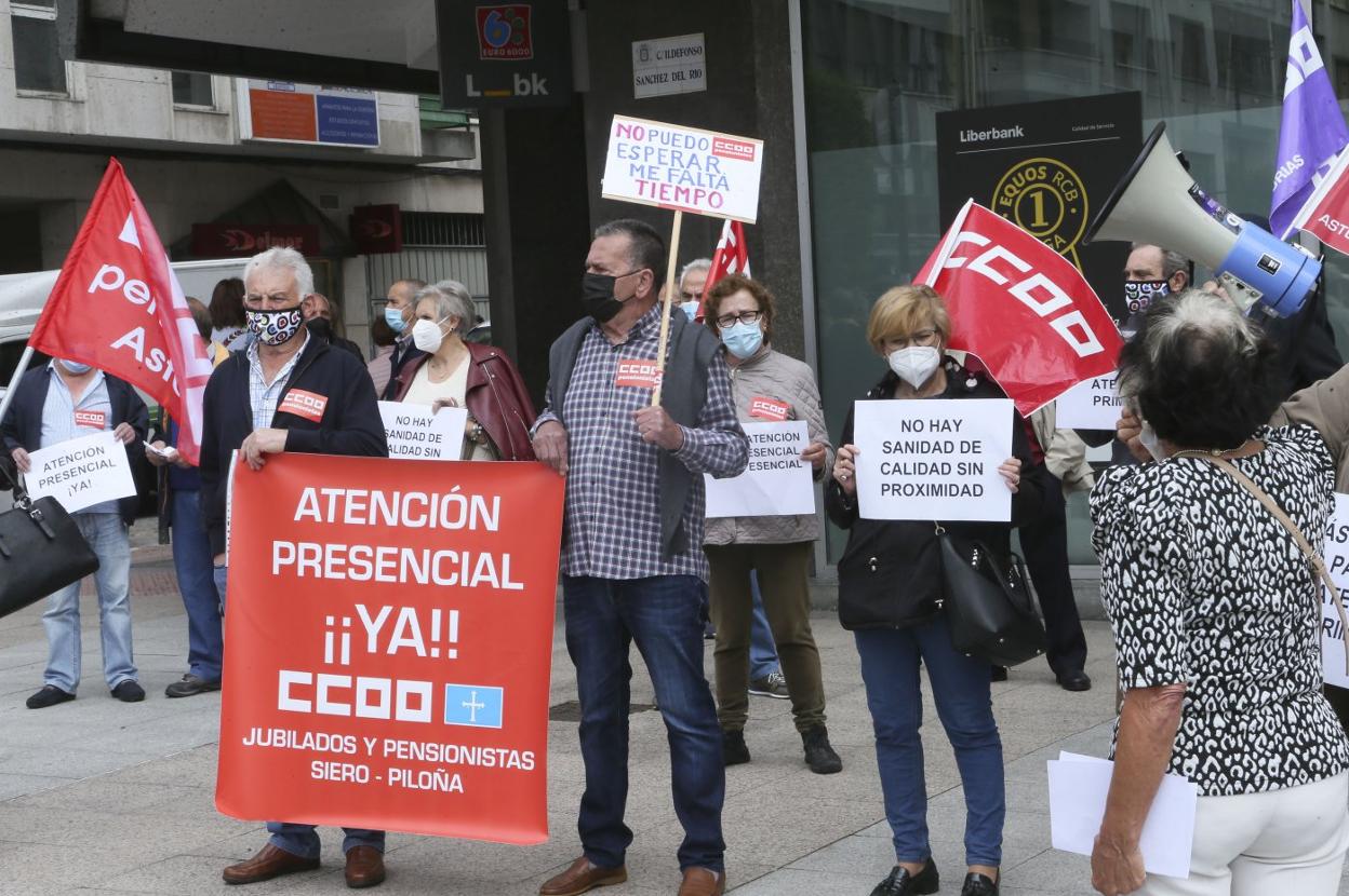 Concentración por la atención sanitaria presencial en la Pola