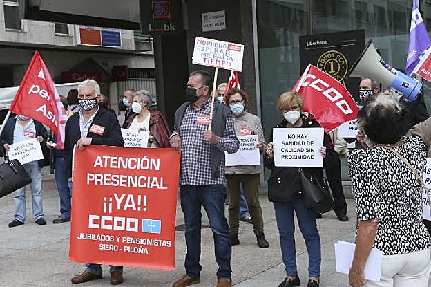 Concentración por la atención sanitaria presencial en la Pola