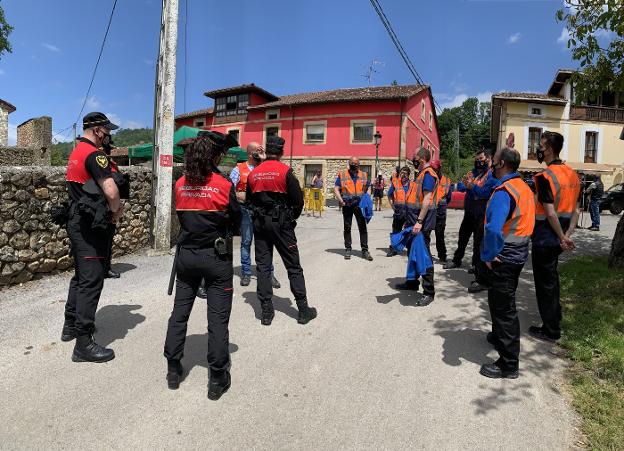 Miguel Romano da instrucciones al equipo de seguridad. 