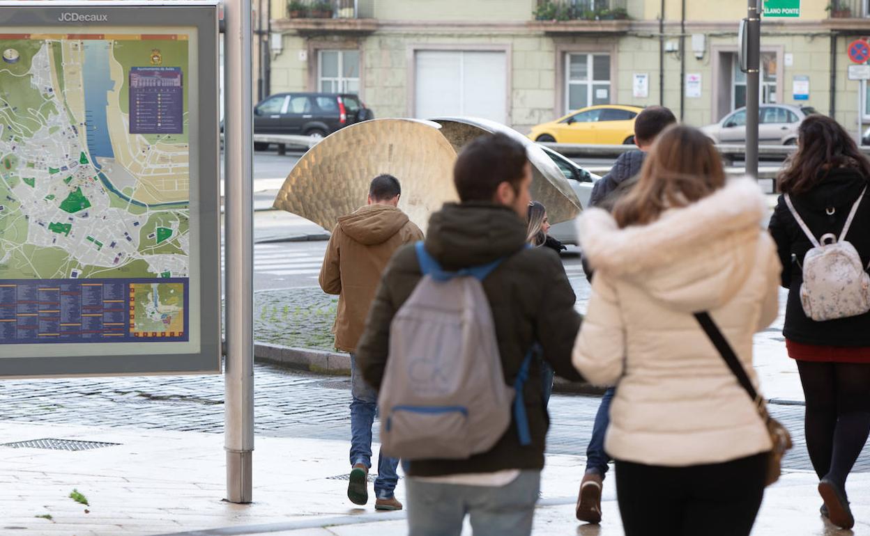 Un grupo de jóvenes pasea por Avilés 