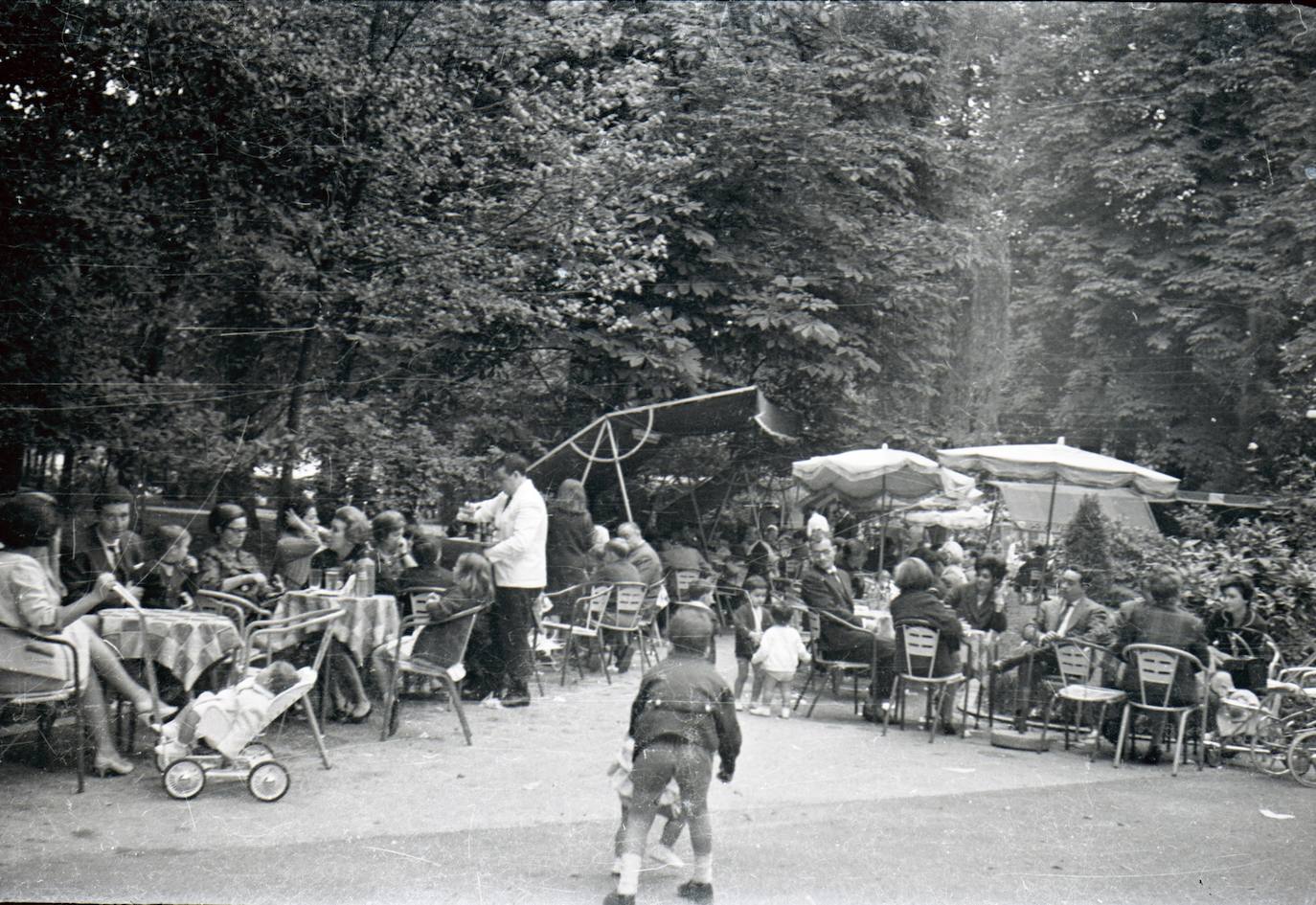 El aguaducho es, junto al Paseo del Bombé y de Los Alamos, uno de los lugares más emblemáticos del Parque San Francisco a pesar de que durante los últimos tiempos su uso haya caído en el olvido. Niños, convertidos hoy en padres, compartían horchatas con sus abuelos. La renovación del espacio pretende darle una nueva vida y, enlazar a un tiempo, con un pasado pleno de recuerdos para muchas generaciones.