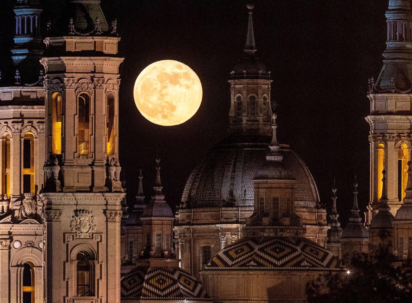 La madrugada del 26 de mayo tuvo lugar una espectacular cita astronómica ya que se produjo el eclipse lunar de 2021. Este fenómeno es denominado Luna de Sangre por sus características y peculiar colorido o Luna de Flores, nombre que le dieron las primeras tribus nativas americanas de agricultores, ya que coincide con la época de mayor florecimiento. La Superluna pudo verse desde todas las partes del planeta.