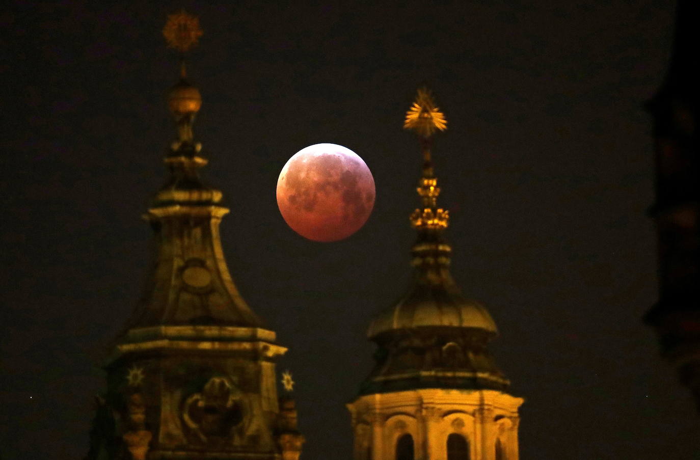 La madrugada del 26 de mayo tuvo lugar una espectacular cita astronómica ya que se produjo el eclipse lunar de 2021. Este fenómeno es denominado Luna de Sangre por sus características y peculiar colorido o Luna de Flores, nombre que le dieron las primeras tribus nativas americanas de agricultores, ya que coincide con la época de mayor florecimiento.