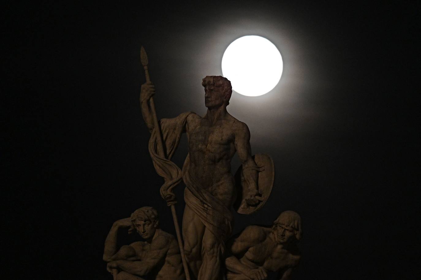 La madrugada del 26 de mayo tuvo lugar una espectacular cita astronómica ya que se produjo el eclipse lunar de 2021. Este fenómeno es denominado Luna de Sangre por sus características y peculiar colorido o Luna de Flores, nombre que le dieron las primeras tribus nativas americanas de agricultores, ya que coincide con la época de mayor florecimiento.