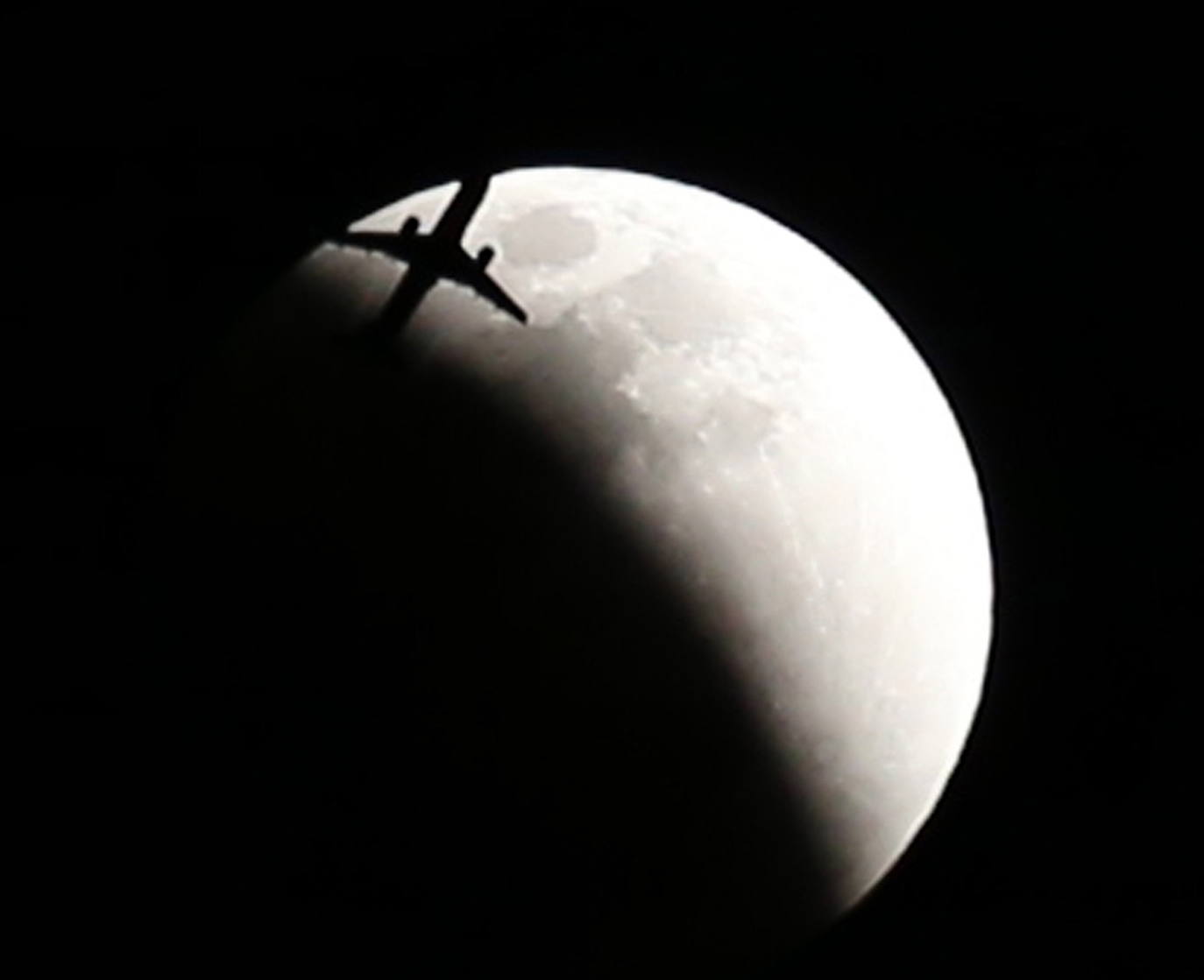 La madrugada del 26 de mayo tuvo lugar una espectacular cita astronómica ya que se produjo el eclipse lunar de 2021. Este fenómeno es denominado Luna de Sangre por sus características y peculiar colorido o Luna de Flores, nombre que le dieron las primeras tribus nativas americanas de agricultores, ya que coincide con la época de mayor florecimiento.