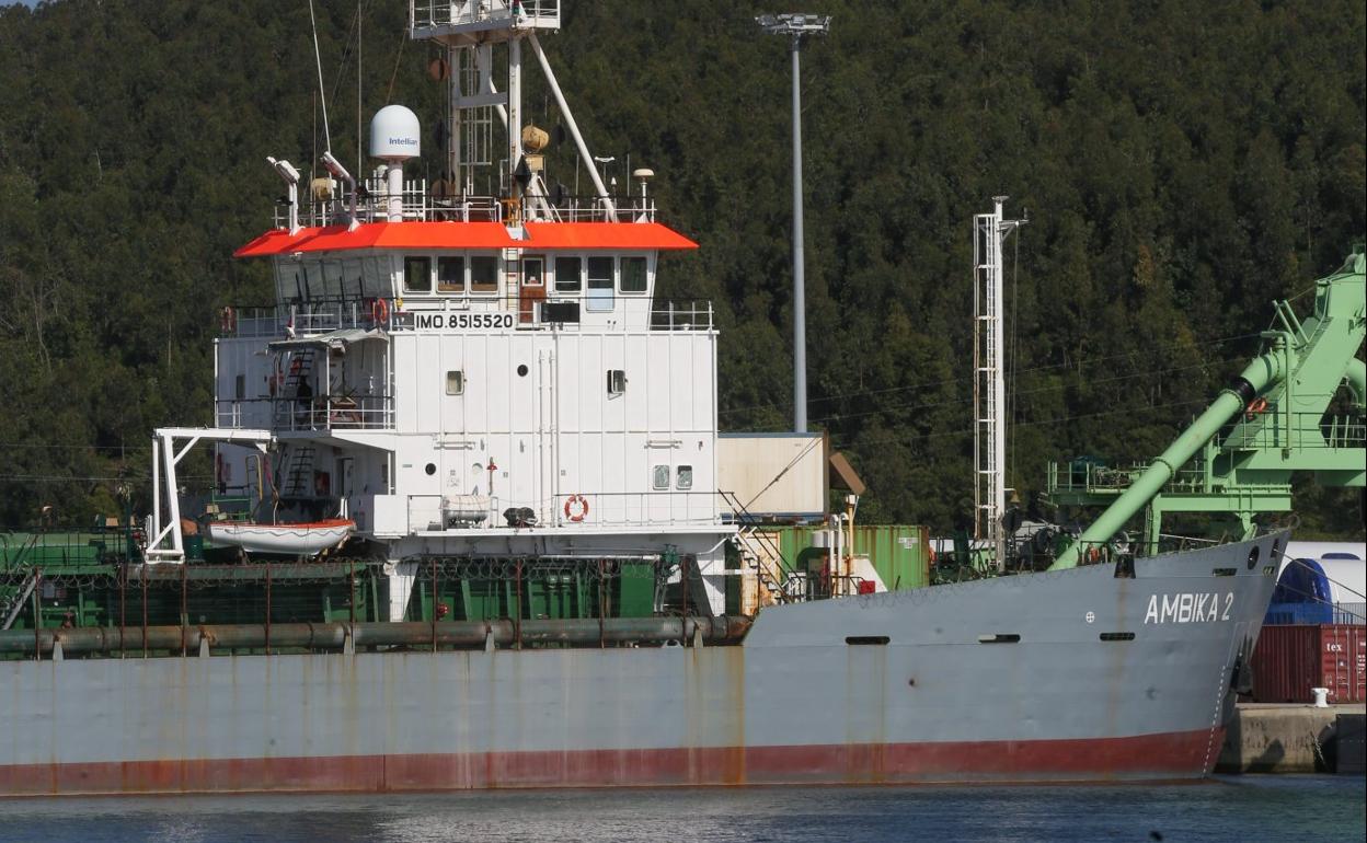 La draga 'Ambika 2' sigue amarrada en el muelle de Valliniello. 