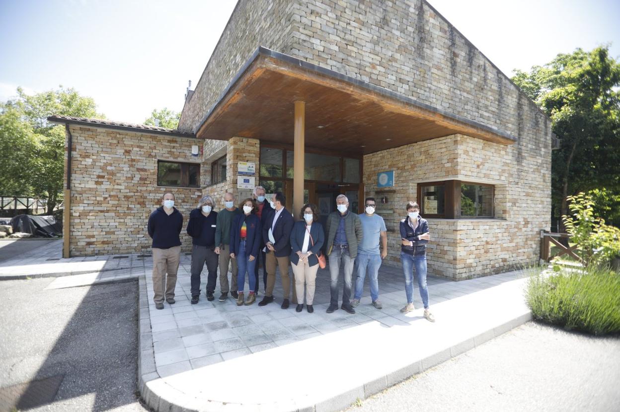 Los expertos que participan en el funcionamiento del centro de cría del urogallo de Sobrescobio. 