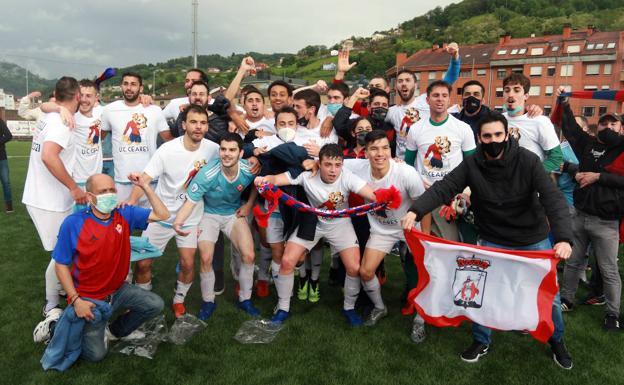 Los jugadores del Ceares, durante la celebración del ascenso a Segunda RFEF. 