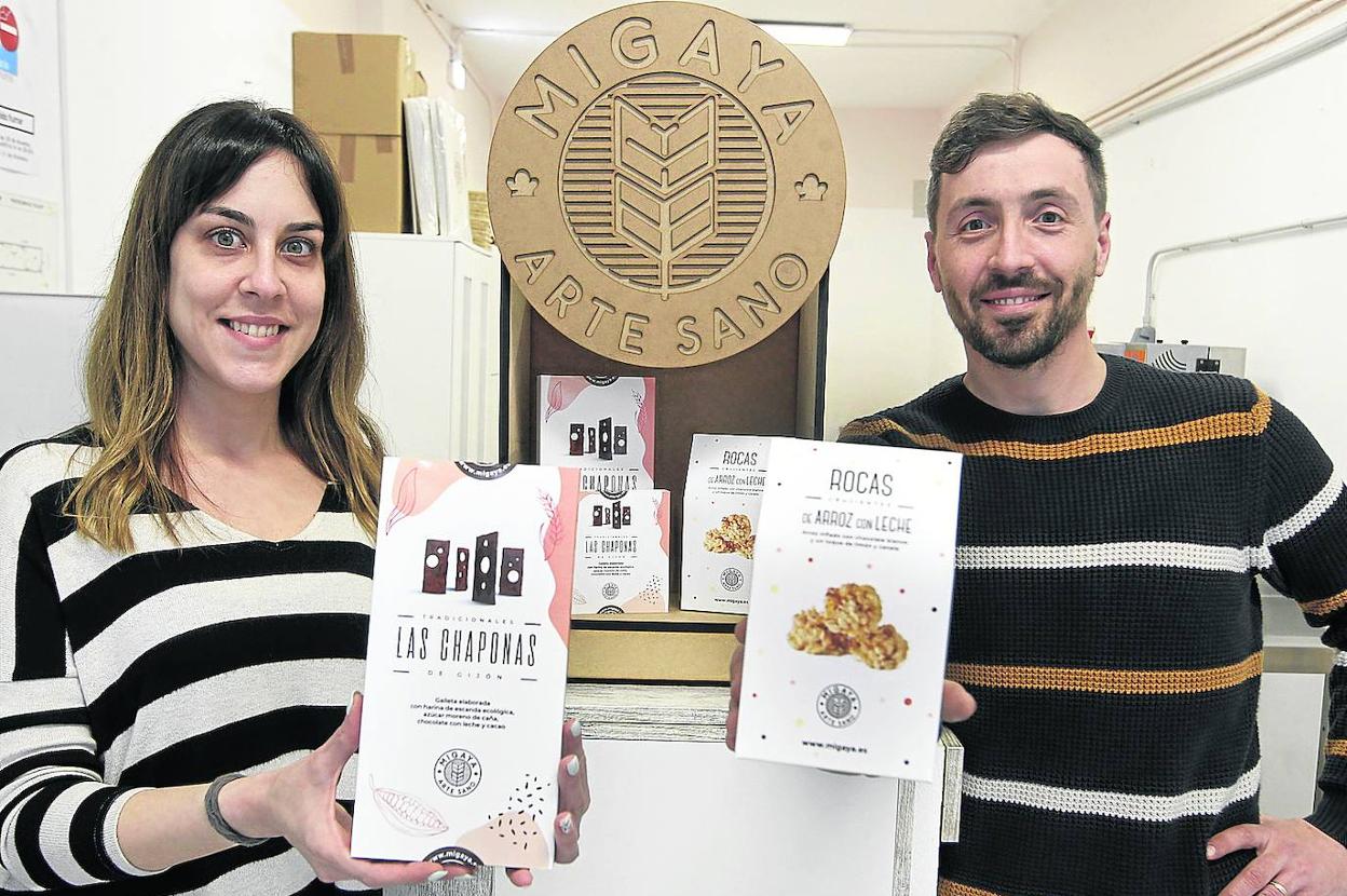 Laura y Rubén, con sus productos 