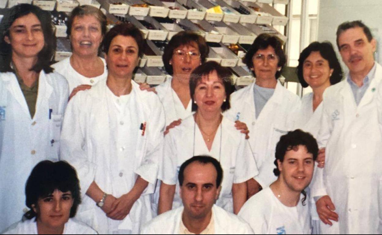 Carmen Irene González Dorrego, tercera por la derecha en la fila de atrás, junto a otros compañeros de los Servicios de Farmacia hospitalaria de Asturias.