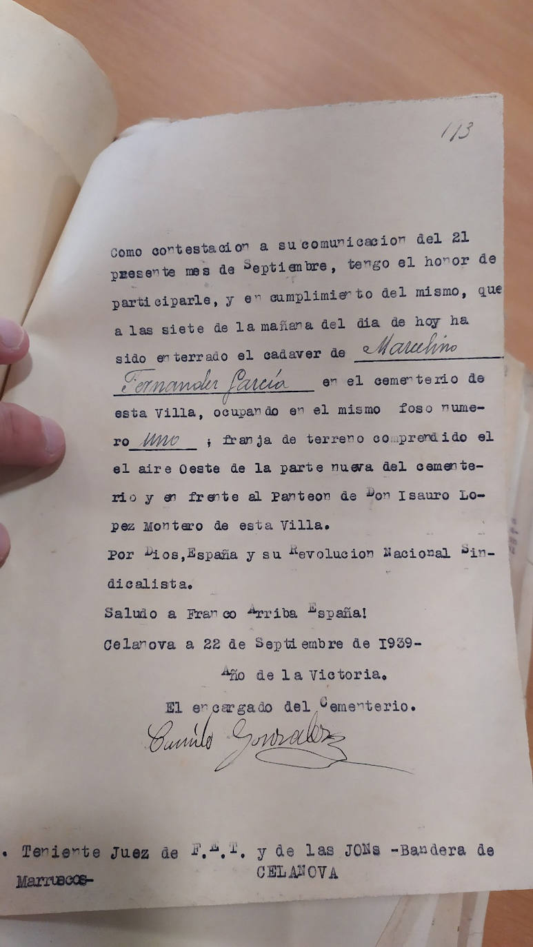 Uno de los certificados firmados por el encargado del cementerio:«Tengo el honor de participarle (...) que a las siete de la mañana del día de hoy ha sido enterrado el cadáver de Marcelino Fernández García en el cementerio de esta villa (...). Por Dios, España y su Revolución Nacional Sindicalista. Saludo a Franco, Arriba España. Celanova, a 22 de septiembre de 1939. Año de la Victoria». 