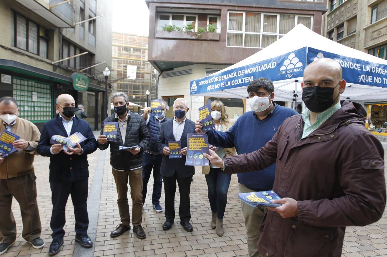 Intergantes de Foro muestran los folletos. 