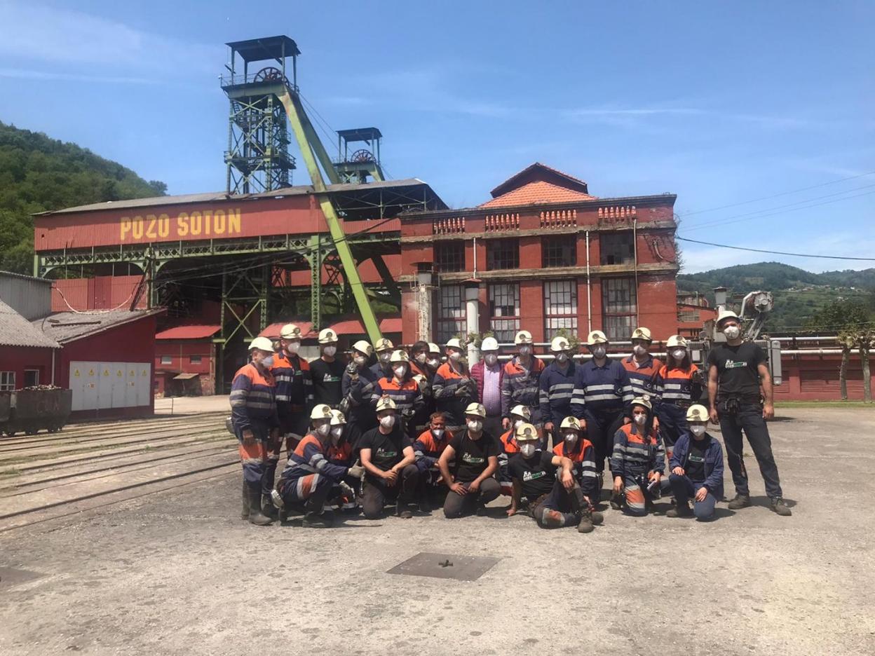Los touroperadores y periodistas de viajes, junto al regidor samartiniego, tras la visita por el pozo Sotón. 