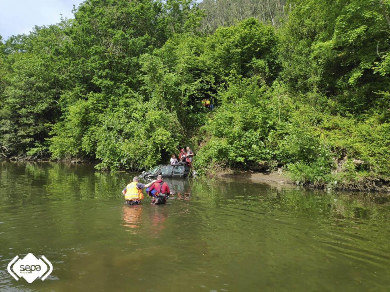 Los rescatadores ayudaron a las víctimas a salir del río. 