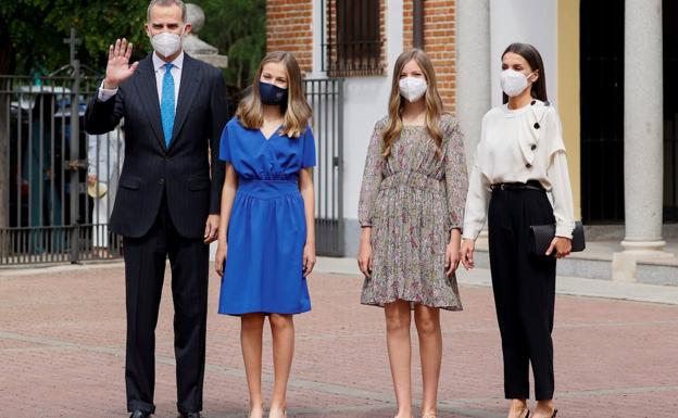 Imagen principal - La Familia Real posa a la entrada de la iglesia (arriba); Don Felipe conversa con la Princesa (centro); detalle del vestido de doña Leonor.