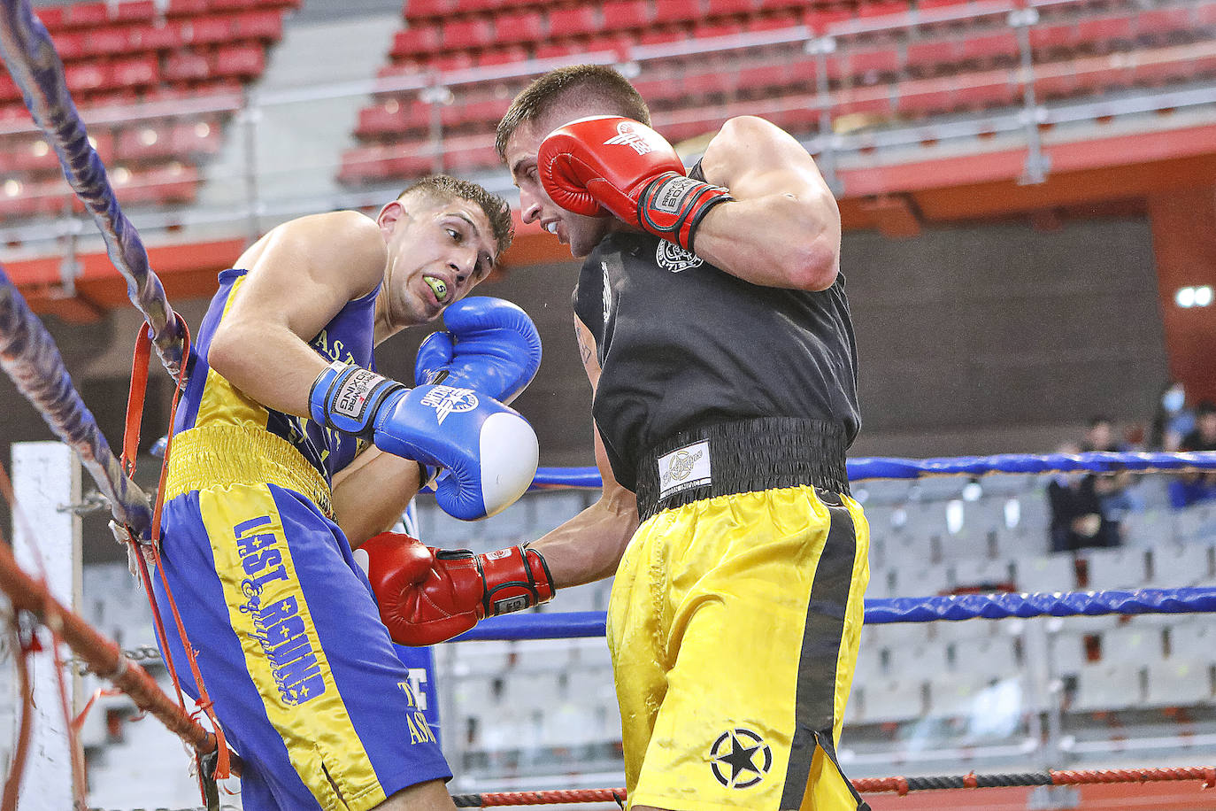 El Palacio de Deportes ha acogido este sábado las peleas de boxeo regional. La más relevante de todas fue la que enfrentó a Manuel García (Tíbet) contra David Hernández (Asturbox), dentro del peso welter. Finalmente el vencedor fue el primero. En el otro duelo que centró la mirada de los aficionados, Daniel Carazo (Yas) se impuso a Fabricio Maverik (Street), en los superpesados, por el mismo resultado.