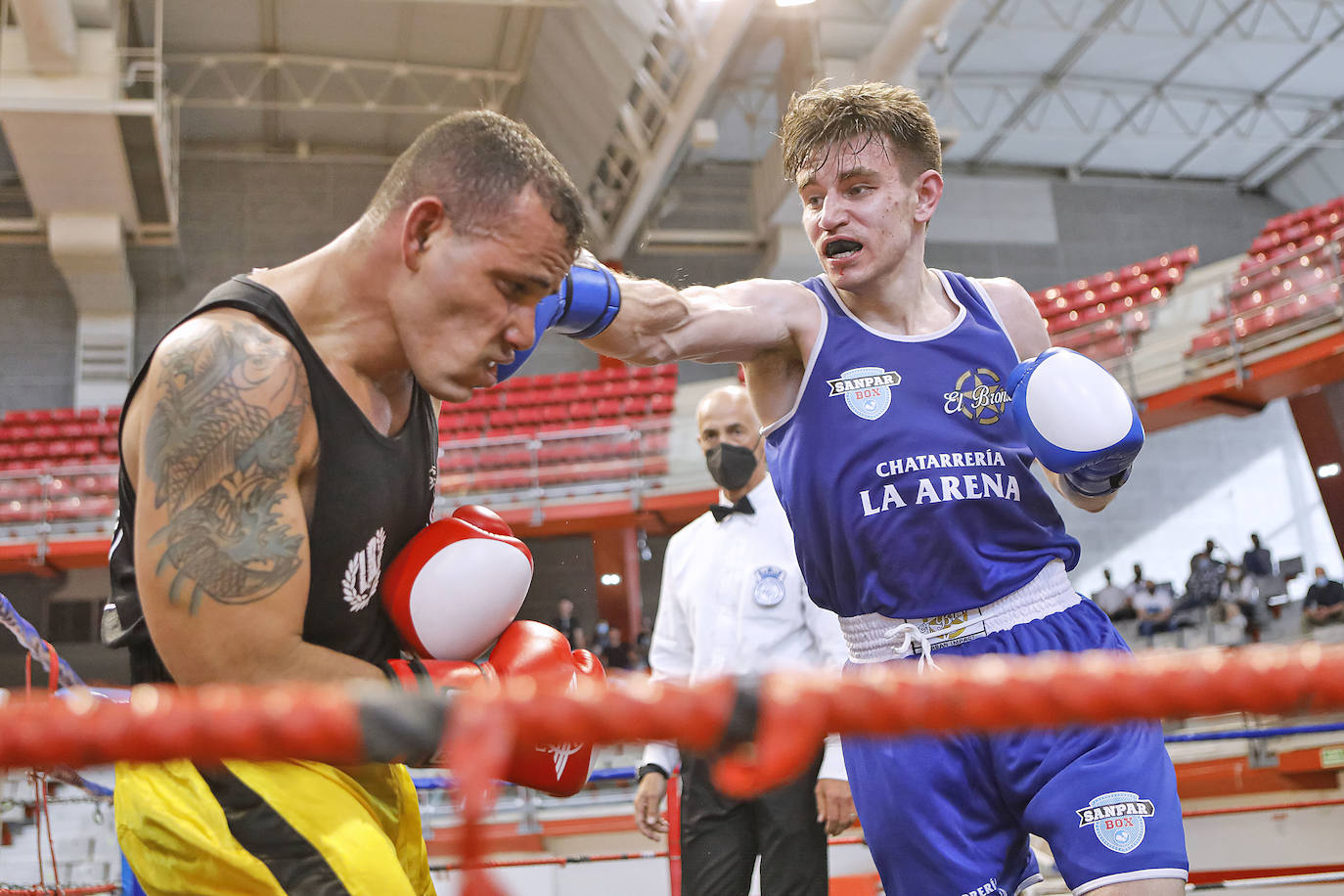 El Palacio de Deportes ha acogido este sábado las peleas de boxeo regional. La más relevante de todas fue la que enfrentó a Manuel García (Tíbet) contra David Hernández (Asturbox), dentro del peso welter. Finalmente el vencedor fue el primero. En el otro duelo que centró la mirada de los aficionados, Daniel Carazo (Yas) se impuso a Fabricio Maverik (Street), en los superpesados, por el mismo resultado.