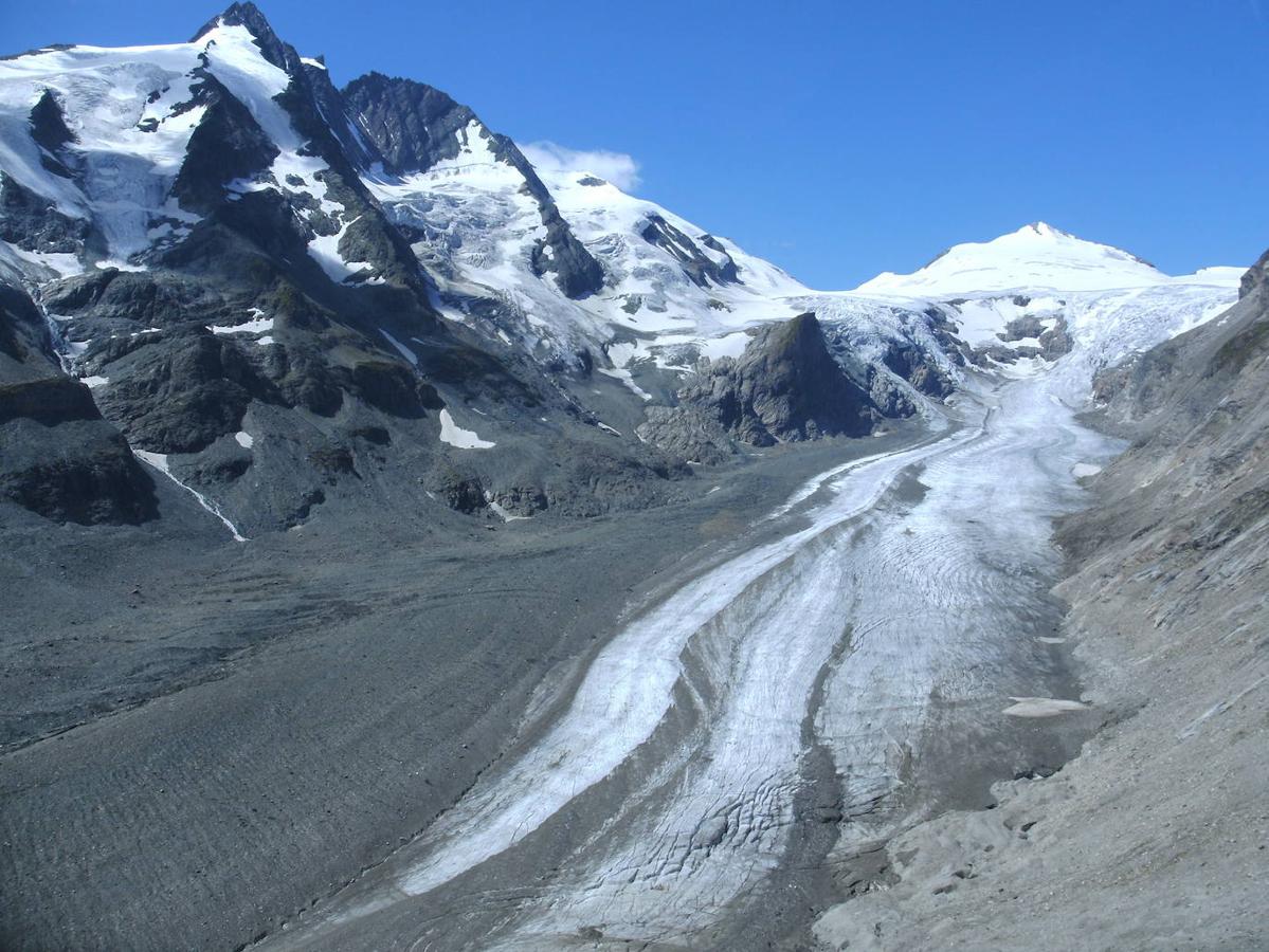 Glaciar Pasterze (Suiza): Este es el glaciar más grande de los Alpes orientales y el único de gran desarrollo en el macizo de Gross Glokner, donde se encuentra. Su nacimiento se encuentra en un circo situado por encima de los 3.000 metros y su lengua alcanza los 6 kilómetros de longitud, además de una anchura máxima de 1 km. Pero a pesar de sus dimensiones su intenso retroceso también lo está poniendo en peligro con una constante pérdida de volumen.