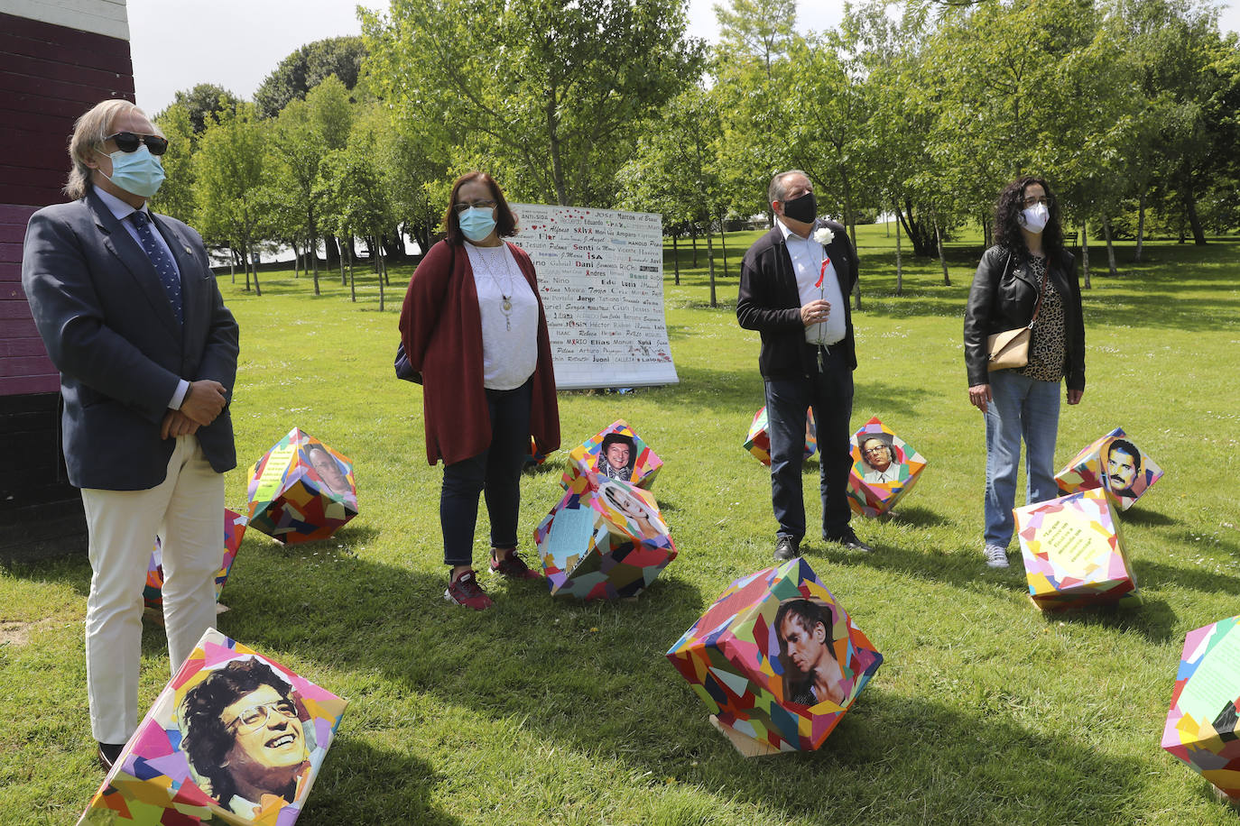 El memorial del sida en el Bosque de la Memoria de Los Pericones homenajeó a las víctimas de un enfermedad que necesita del reciclaje de los profesionales para entender su comportamiento en la actualidad.