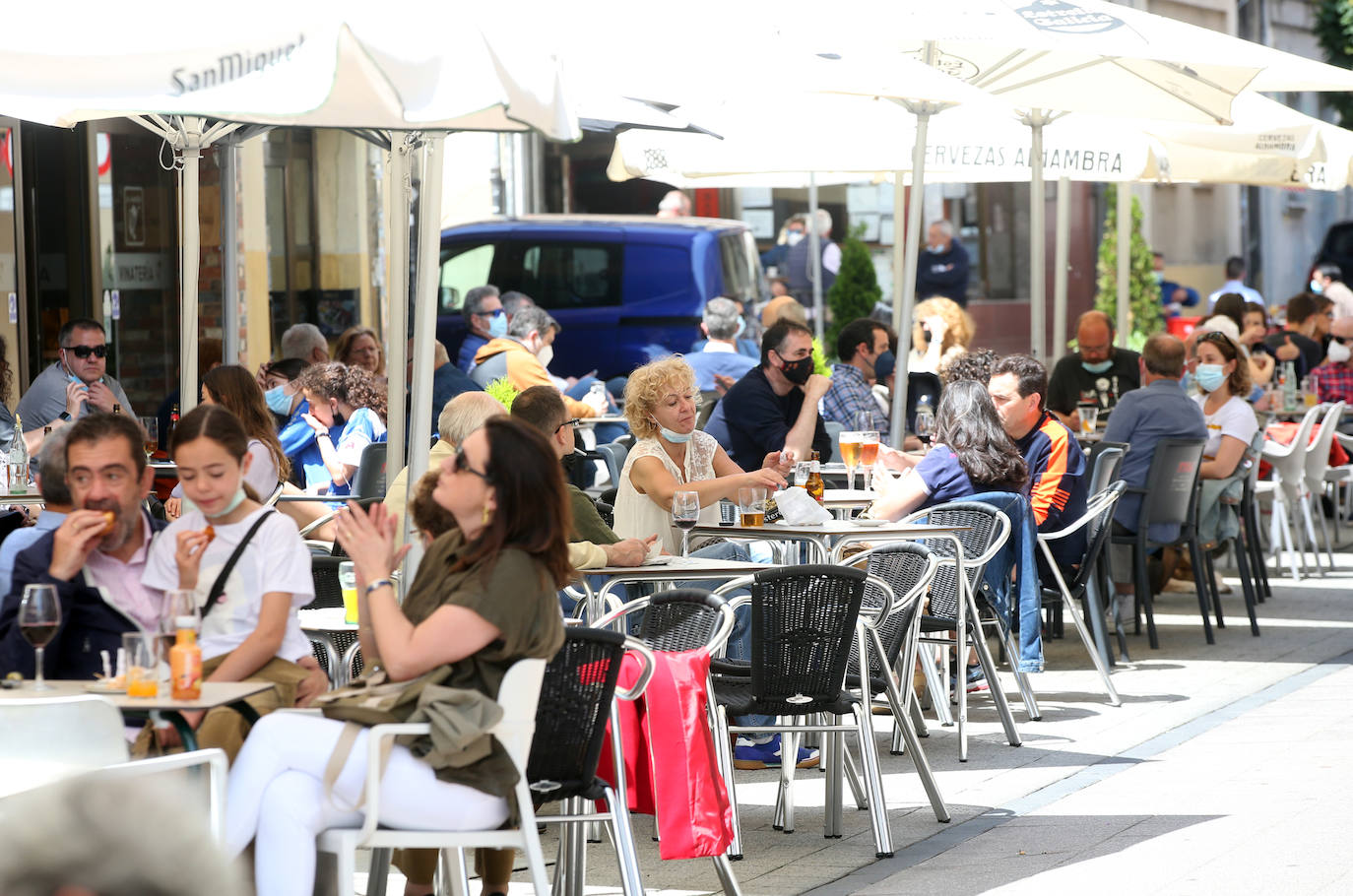 El calor y el buen tiempo ha animado a los asturianos a salir y disfrutar de las playas y de las terrazas en este último domingo de mayo en el que se han superado los 24 grados en varios puntos de la región 