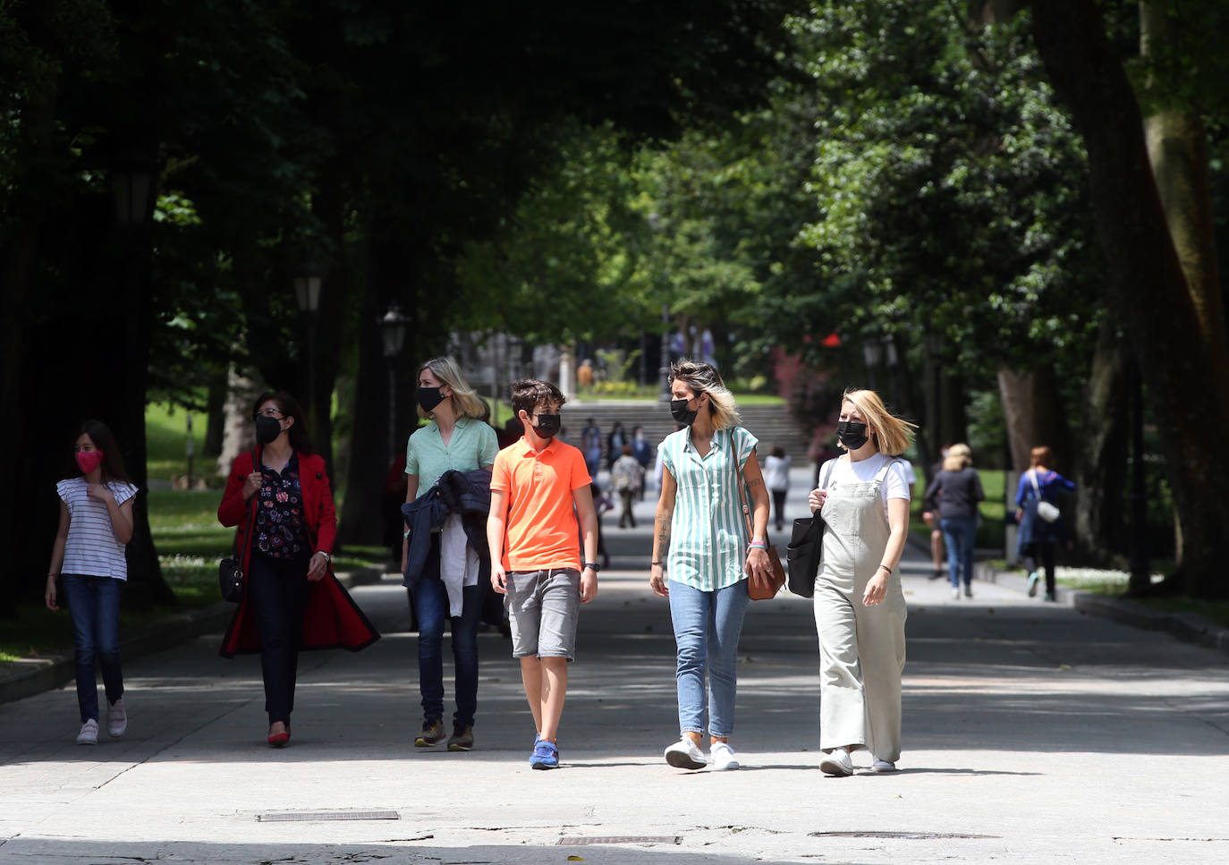 El calor y el buen tiempo ha animado a los asturianos a salir y disfrutar de las playas y de las terrazas en este último domingo de mayo en el que se han superado los 24 grados en varios puntos de la región 