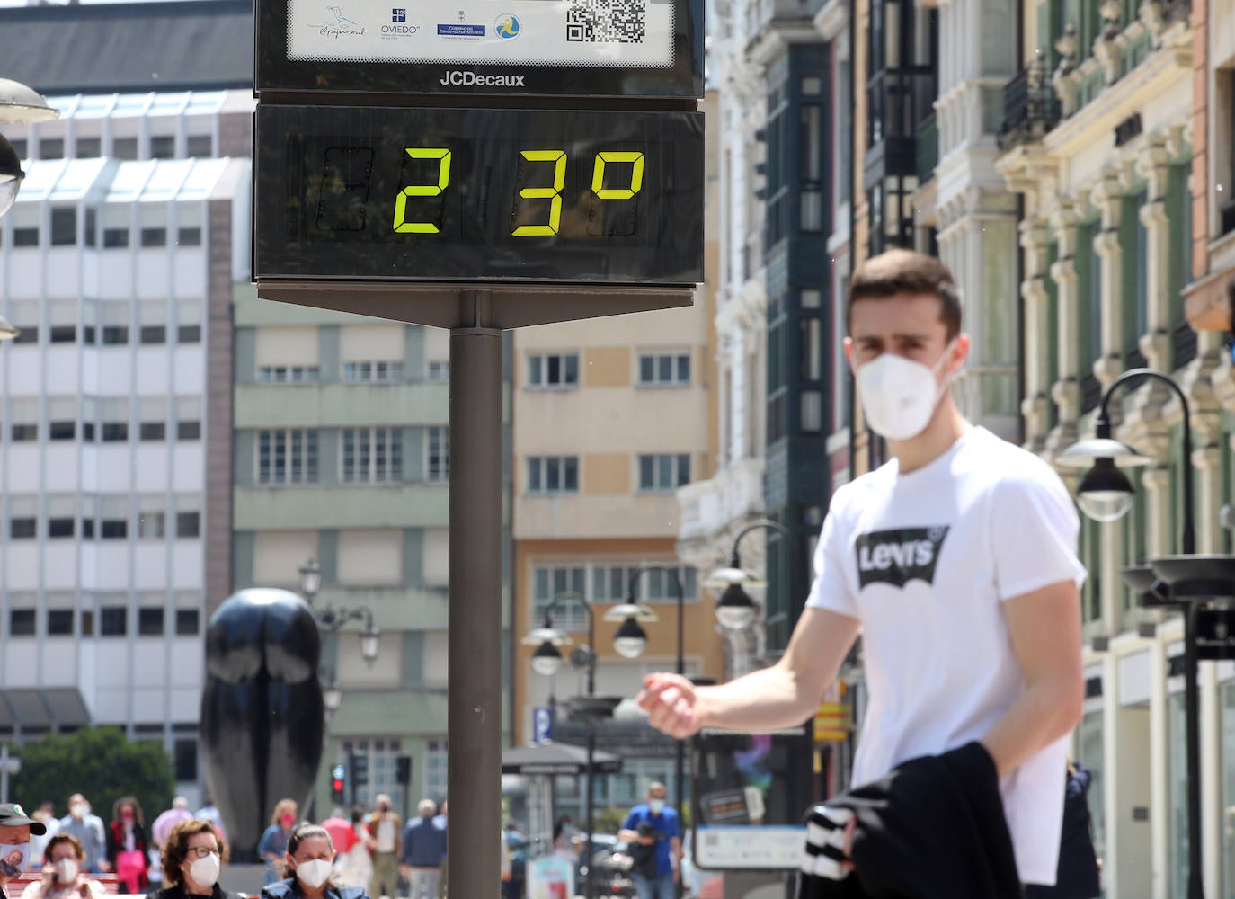 El calor y el buen tiempo ha animado a los asturianos a salir y disfrutar de las playas y de las terrazas en este último domingo de mayo en el que se han superado los 24 grados en varios puntos de la región 