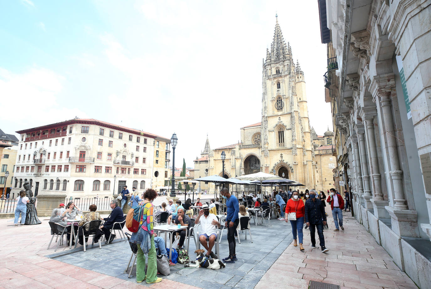 El calor y el buen tiempo ha animado a los asturianos a salir y disfrutar de las playas y de las terrazas en este último domingo de mayo en el que se han superado los 24 grados en varios puntos de la región 