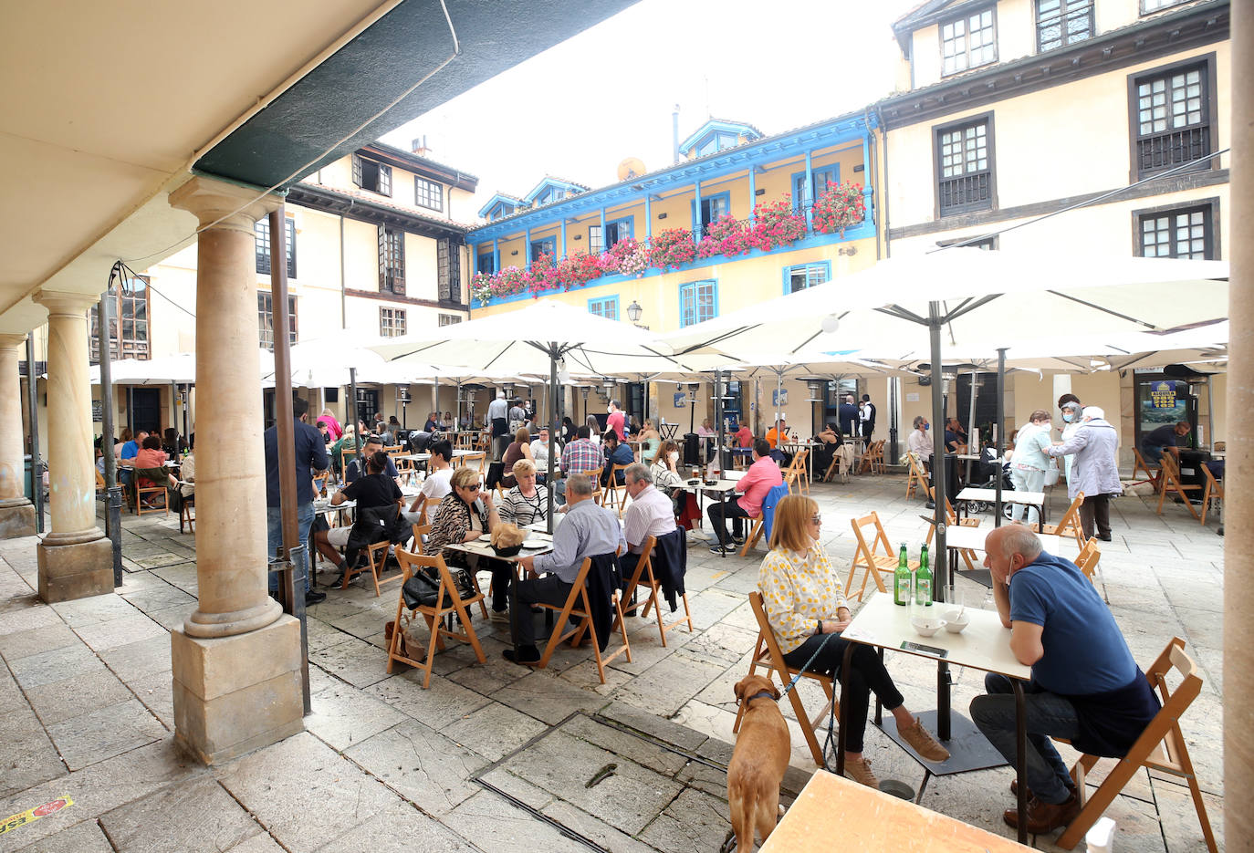 El calor y el buen tiempo ha animado a los asturianos a salir y disfrutar de las playas y de las terrazas en este último domingo de mayo en el que se han superado los 24 grados en varios puntos de la región 