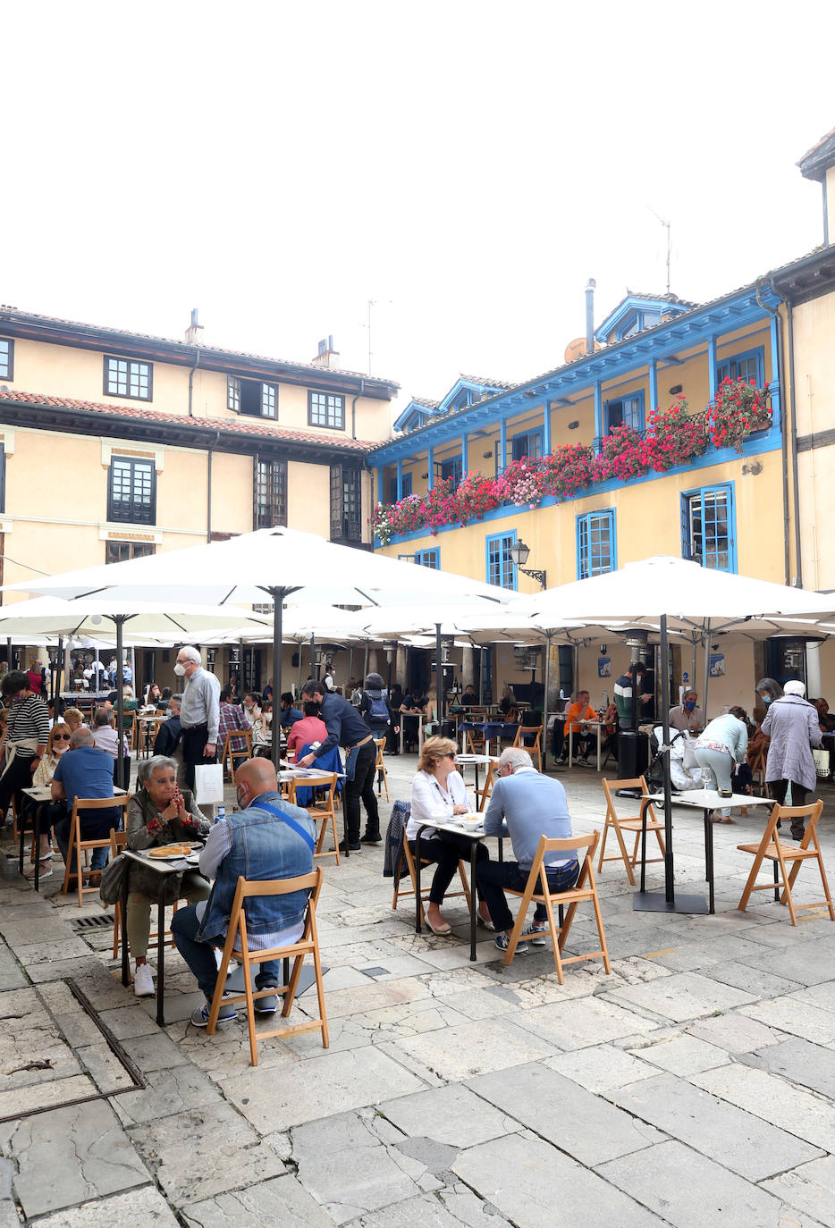 El calor y el buen tiempo ha animado a los asturianos a salir y disfrutar de las playas y de las terrazas en este último domingo de mayo en el que se han superado los 24 grados en varios puntos de la región 