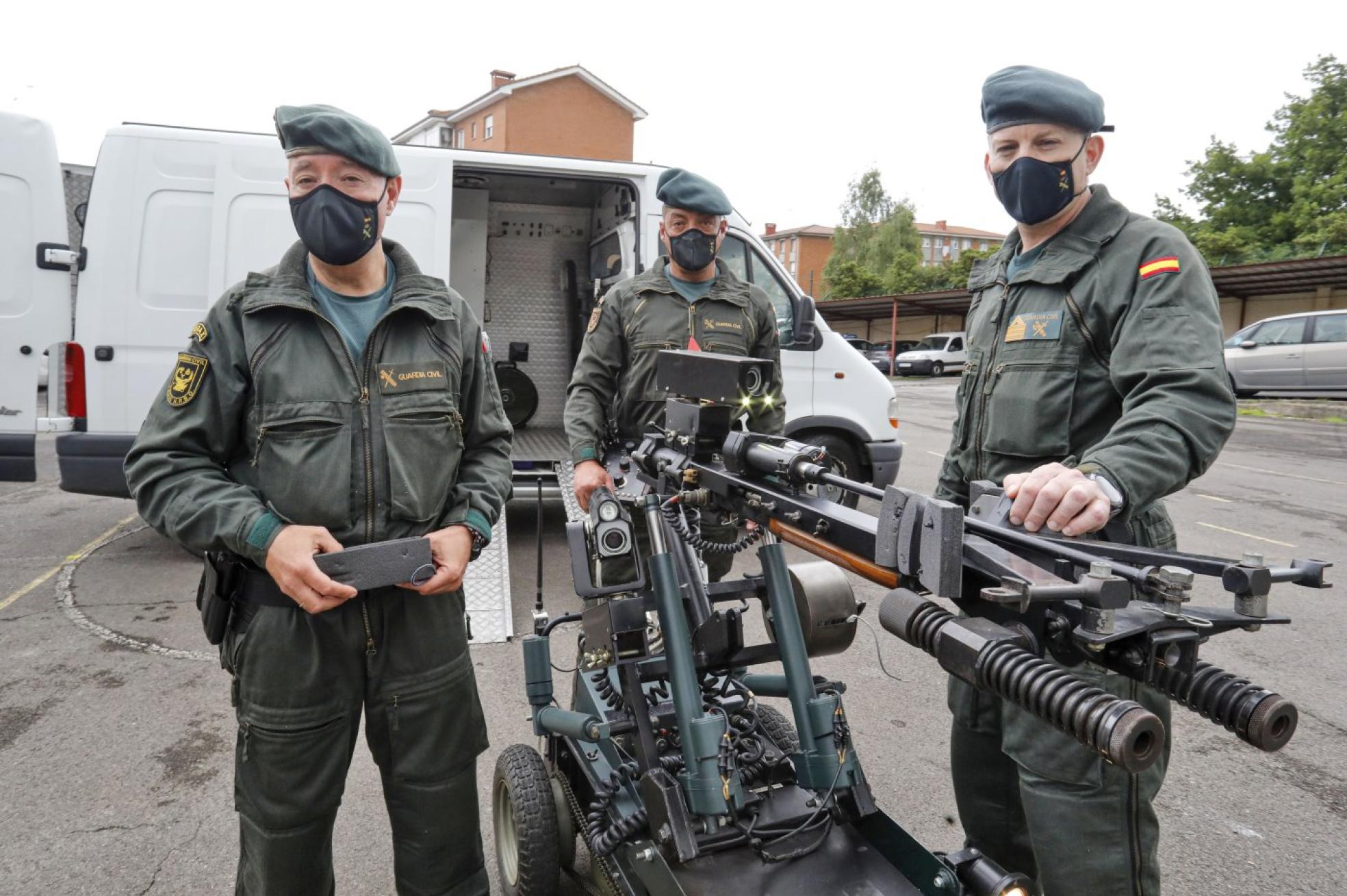 Por la izquierda, los guardias Juan Carlos y Benjamín y el sargento primero Plácico Pérez, con el robot de desactivación.