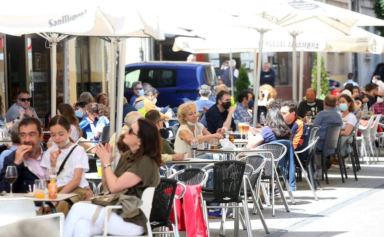  Los ovetenses disfrutan de las terrazas 