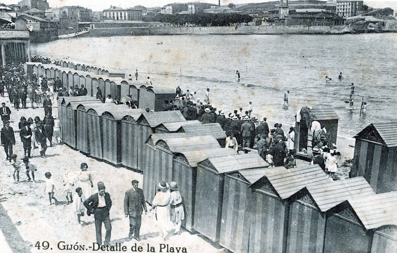 Este verano en el arenal gijonés no habrá ni casetas ni hamacas. La playa de San Lorenzo no contará un año más con estos tradicionales vestuarios que forman parte de la fisonomía de la playa desde que las generaciones pasadas y presentes tienen memoria. Si bien nacieron con la idea de constituir un pudoroso vestuario, enseguida los usuarios hicieron de ellas un verdadero club social y en la actualidad se han convertido en un referente turístico del verano gijonés. 