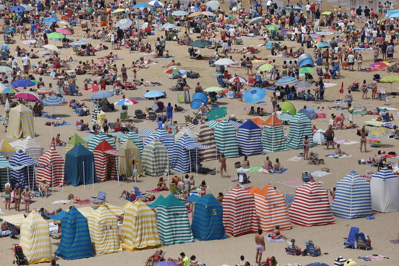 Este verano en el arenal gijonés no habrá ni casetas ni hamacas. La playa de San Lorenzo no contará un año más con estos tradicionales vestuarios que forman parte de la fisonomía de la playa desde que las generaciones pasadas y presentes tienen memoria. Si bien nacieron con la idea de constituir un pudoroso vestuario, enseguida los usuarios hicieron de ellas un verdadero club social y en la actualidad se han convertido en un referente turístico del verano gijonés. 