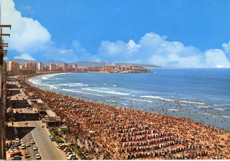 Este verano en el arenal gijonés no habrá ni casetas ni hamacas. La playa de San Lorenzo no contará un año más con estos tradicionales vestuarios que forman parte de la fisonomía de la playa desde que las generaciones pasadas y presentes tienen memoria. Si bien nacieron con la idea de constituir un pudoroso vestuario, enseguida los usuarios hicieron de ellas un verdadero club social y en la actualidad se han convertido en un referente turístico del verano gijonés. 