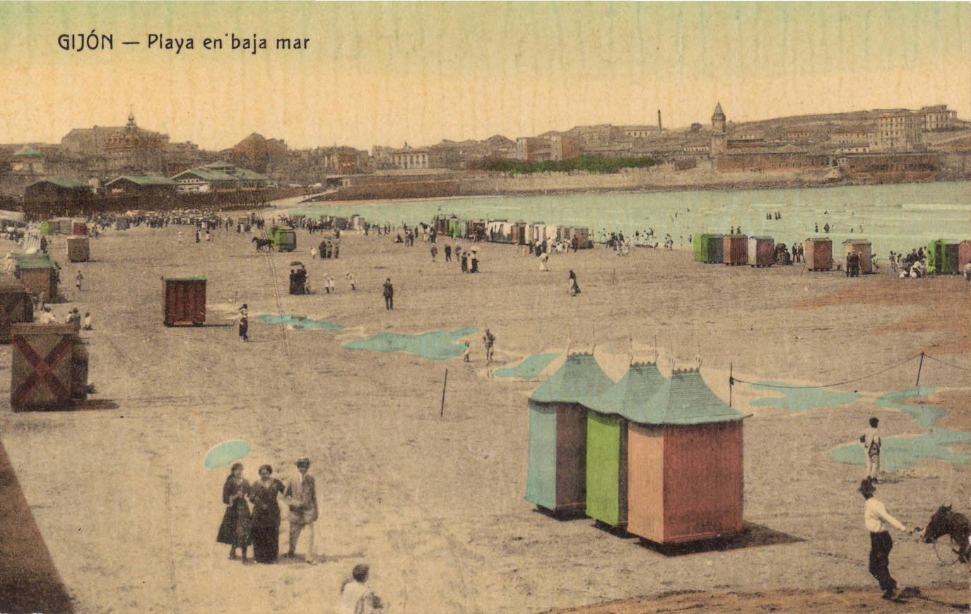 Este verano en el arenal gijonés no habrá ni casetas ni hamacas. La playa de San Lorenzo no contará un año más con estos tradicionales vestuarios que forman parte de la fisonomía de la playa desde que las generaciones pasadas y presentes tienen memoria. Si bien nacieron con la idea de constituir un pudoroso vestuario, enseguida los usuarios hicieron de ellas un verdadero club social y en la actualidad se han convertido en un referente turístico del verano gijonés. 