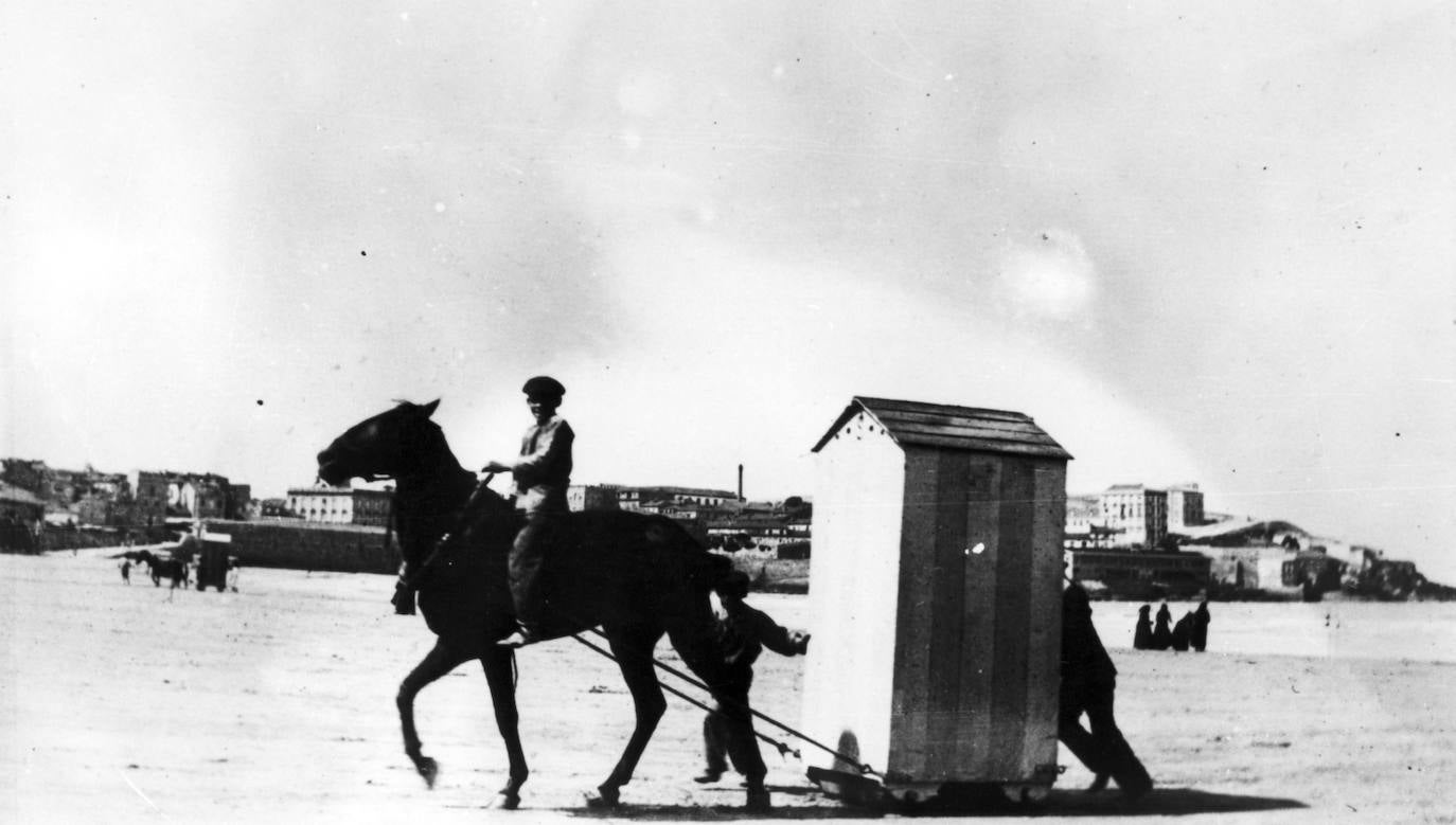 Este verano en el arenal gijonés no habrá ni casetas ni hamacas. La playa de San Lorenzo no contará un año más con estos tradicionales vestuarios que forman parte de la fisonomía de la playa desde que las generaciones pasadas y presentes tienen memoria. Si bien nacieron con la idea de constituir un pudoroso vestuario, enseguida los usuarios hicieron de ellas un verdadero club social y en la actualidad se han convertido en un referente turístico del verano gijonés. 