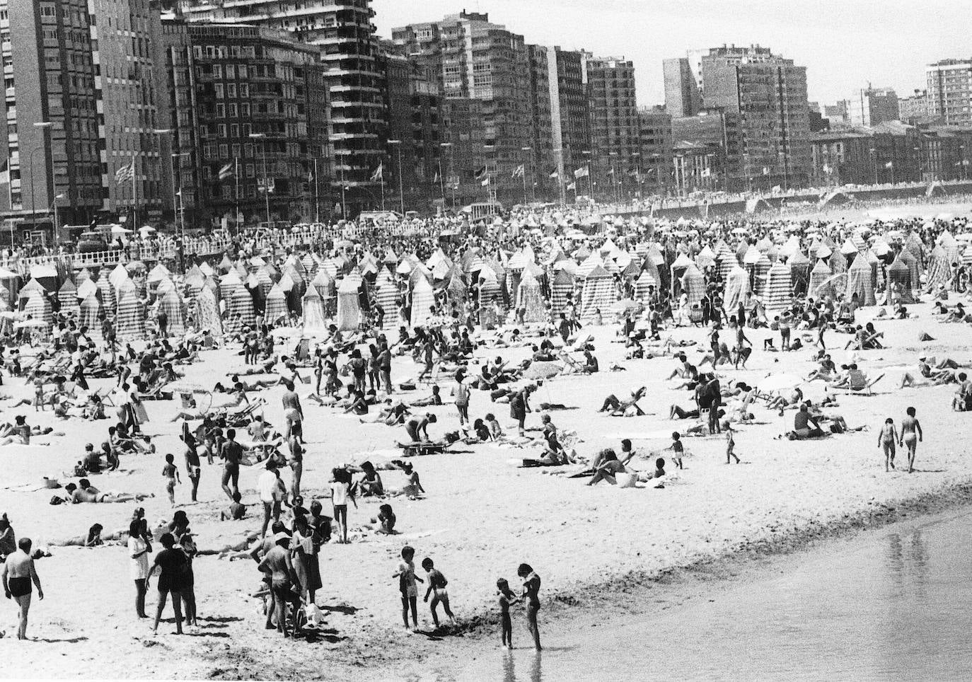 Este verano en el arenal gijonés no habrá ni casetas ni hamacas. La playa de San Lorenzo no contará un año más con estos tradicionales vestuarios que forman parte de la fisonomía de la playa desde que las generaciones pasadas y presentes tienen memoria. Si bien nacieron con la idea de constituir un pudoroso vestuario, enseguida los usuarios hicieron de ellas un verdadero club social y en la actualidad se han convertido en un referente turístico del verano gijonés. 