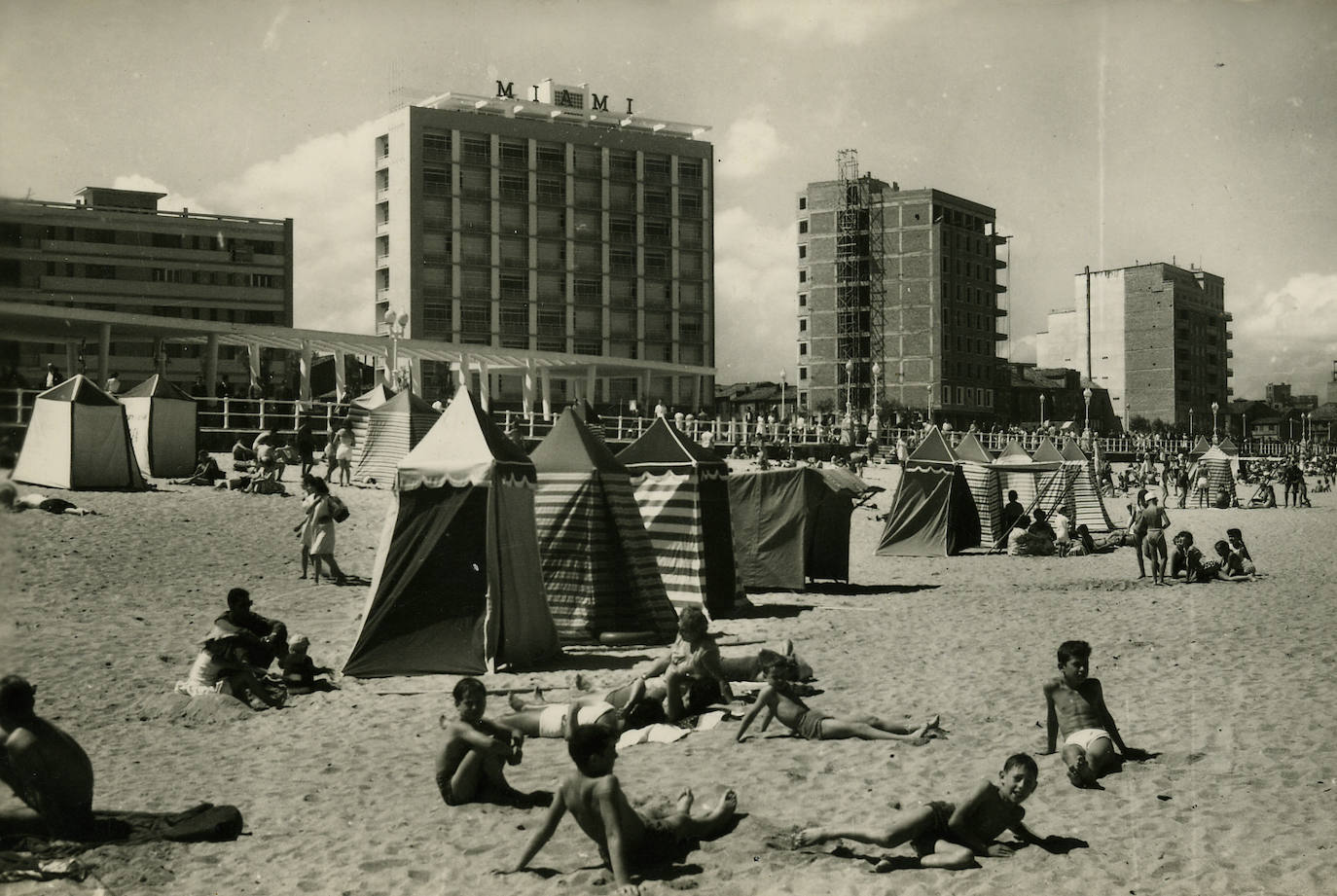 Este verano en el arenal gijonés no habrá ni casetas ni hamacas. La playa de San Lorenzo no contará un año más con estos tradicionales vestuarios que forman parte de la fisonomía de la playa desde que las generaciones pasadas y presentes tienen memoria. Si bien nacieron con la idea de constituir un pudoroso vestuario, enseguida los usuarios hicieron de ellas un verdadero club social y en la actualidad se han convertido en un referente turístico del verano gijonés. 