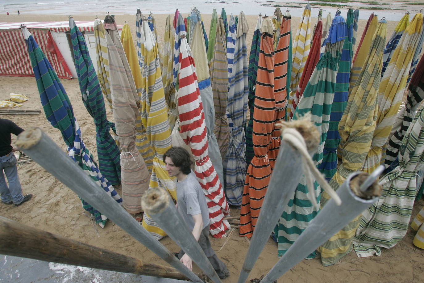 Este verano en el arenal gijonés no habrá ni casetas ni hamacas. La playa de San Lorenzo no contará un año más con estos tradicionales vestuarios que forman parte de la fisonomía de la playa desde que las generaciones pasadas y presentes tienen memoria. Si bien nacieron con la idea de constituir un pudoroso vestuario, enseguida los usuarios hicieron de ellas un verdadero club social y en la actualidad se han convertido en un referente turístico del verano gijonés. 