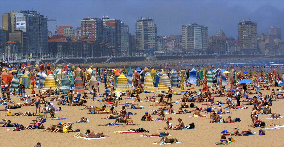 Este verano en el arenal gijonés no habrá ni casetas ni hamacas. La playa de San Lorenzo no contará un año más con estos tradicionales vestuarios que forman parte de la fisonomía de la playa desde que las generaciones pasadas y presentes tienen memoria. Si bien nacieron con la idea de constituir un pudoroso vestuario, enseguida los usuarios hicieron de ellas un verdadero club social y en la actualidad se han convertido en un referente turístico del verano gijonés. 