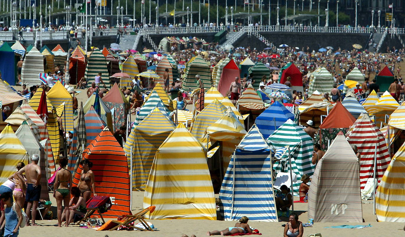 Este verano en el arenal gijonés no habrá ni casetas ni hamacas. La playa de San Lorenzo no contará un año más con estos tradicionales vestuarios que forman parte de la fisonomía de la playa desde que las generaciones pasadas y presentes tienen memoria. Si bien nacieron con la idea de constituir un pudoroso vestuario, enseguida los usuarios hicieron de ellas un verdadero club social y en la actualidad se han convertido en un referente turístico del verano gijonés. 