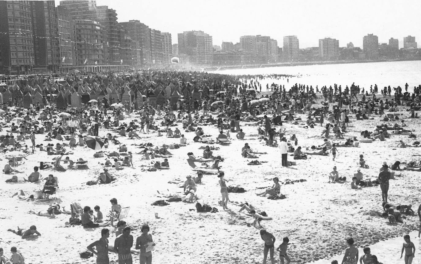 Este verano en el arenal gijonés no habrá ni casetas ni hamacas. La playa de San Lorenzo no contará un año más con estos tradicionales vestuarios que forman parte de la fisonomía de la playa desde que las generaciones pasadas y presentes tienen memoria. Si bien nacieron con la idea de constituir un pudoroso vestuario, enseguida los usuarios hicieron de ellas un verdadero club social y en la actualidad se han convertido en un referente turístico del verano gijonés. 