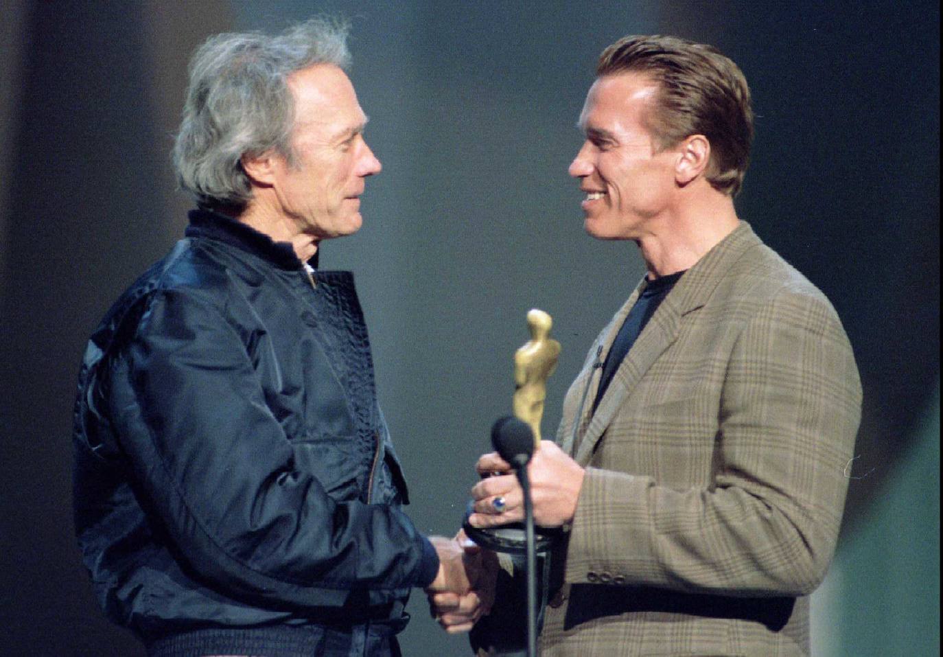 La trayectoria vital de Clint Eastwood refleja el valor de la madurez. A sus 91 años, que festeja hoy 31 de mayo, permanece en activo y alumbra, al aplauso de la crítica, producciones cinematográficas que llevan al americano anodino a la gran pantalla convertido en protagonista de sus films. Sus trabajos frente a la cámara constatan que sus espléndidas dotes de actor se quedan cortas frente a la maestría que exhibe en la dirección. Cinco estatuillas de los Oscar constatan el valor de su trabajo.. 