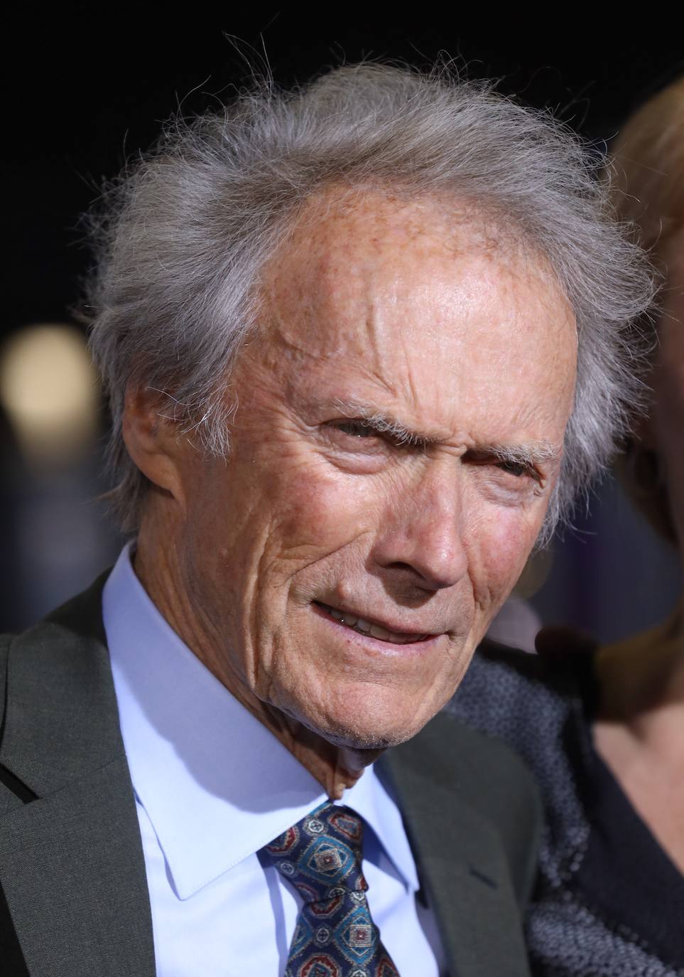 La trayectoria vital de Clint Eastwood refleja el valor de la madurez. A sus 91 años, que festeja hoy 31 de mayo, permanece en activo y alumbra, al aplauso de la crítica, producciones cinematográficas que llevan al americano anodino a la gran pantalla convertido en protagonista de sus films. Sus trabajos frente a la cámara constatan que sus espléndidas dotes de actor se quedan cortas frente a la maestría que exhibe en la dirección. Cinco estatuillas de los Oscar constatan el valor de su trabajo.. 